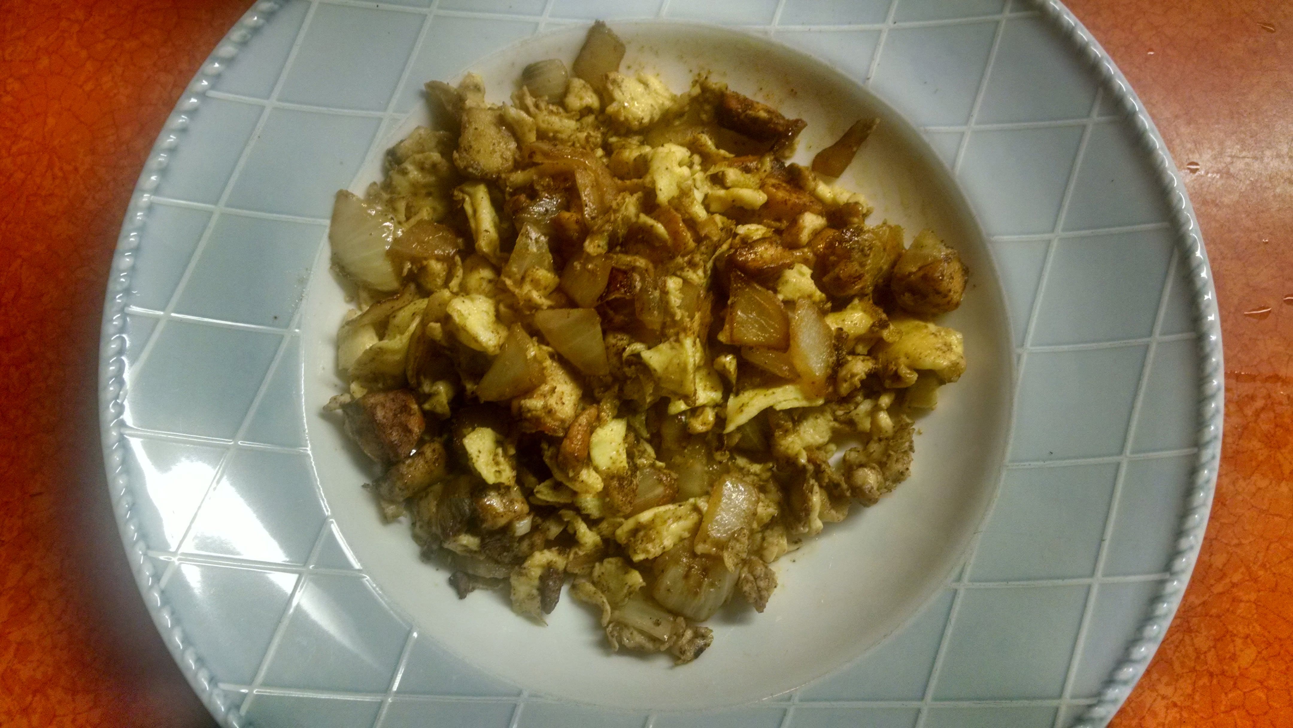 Last night's midnight snack. I browned the puffball cubes in hot lard along with onions, garlic, cayenne powder and corriander, then I scrambled in a few eggs. This morning I did the same thing, only adding in some fresh bell peppers and cayennes from the garden.